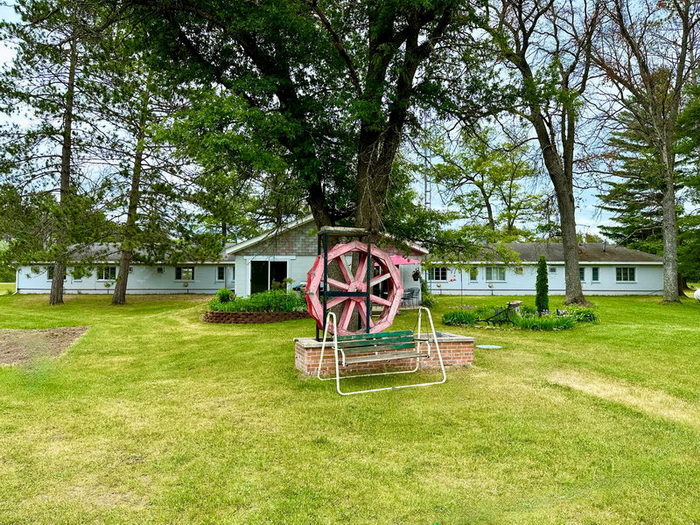 9 Oaks Inn (Pine Aire Motel, Pine-Aire Motel) - From Real Estate Listing (newer photo)